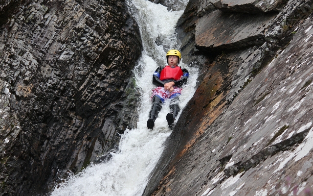  Abaixo da cachoeira 